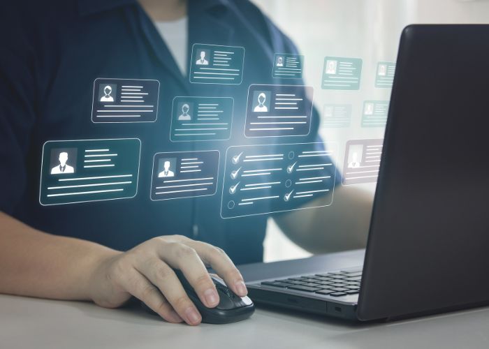 معلومات الآخرين الخاصة