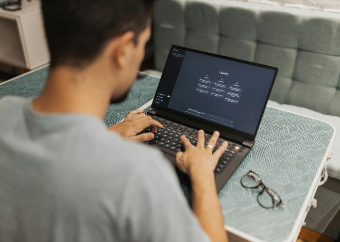 لماذا يشارك الناس معلوماتهم مع ChatGPT